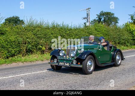 1949 40er Jahre grünes britisches BSA Zweisitzer-Cabriolet auf dem Weg zur Capesthorne Hall Classic Car Show im Juli in Cheshire, Großbritannien Stockfoto