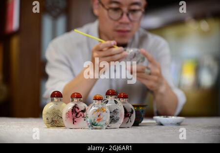 (210909) -- HENGSHUI, 9. September 2021 (Xinhua) -- das am 1. September 2021 aufgenommene Foto zeigt Innenmalarbeiten in einem Museum, das Innenmalereien im Bezirk Taocheng der Stadt Hengshui in der nordchinesischen Provinz Hebei zeigt. Innenmalerei oder Innenmalerei ist eine traditionelle chinesische Kunstform. Es handelt sich ursprünglich um kleine Schnupftabakflaschen, die Bilder und Kalligrafie auf der Innenseite der Flasche gemalt haben. Snuff-Flaschenmalereien werden durch die Manipulation eines speziellen Pinsels durch den Flaschenhals hergestellt. Der Prozess des Malens, der in der Flasche völlig umgekehrt ist, erfordert absolute Stockfoto