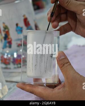 (210909) -- HENGSHUI, 9. September 2021 (Xinhua) -- Wang Ziyong schafft Innenmalereien in einem Museum mit Innenmalereien im Bezirk Taocheng der Stadt Hengshui, nordchinesische Provinz Hebei, 4. September 2021. Innenmalerei oder Innenmalerei ist eine traditionelle chinesische Kunstform. Es handelt sich ursprünglich um kleine Schnupftabakflaschen, die Bilder und Kalligrafie auf der Innenseite der Flasche gemalt haben. Snuff-Flaschenmalereien werden durch die Manipulation eines speziellen Pinsels durch den Flaschenhals hergestellt. Der Prozess des Malens, der in der Flasche völlig umgekehrt ist, erfordert absolut Stockfoto