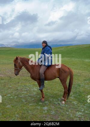 Junge Hirten auf ihrer Sommerweide. ALAJ-Tal vor dem Trans-Alay-Gebirge im Pamir-Gebirge. Zentralasien, Kirgisistan Stockfoto