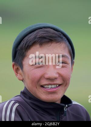 Junge Hirten auf ihrer Sommerweide. ALAJ-Tal vor dem Trans-Alay-Gebirge im Pamir-Gebirge. Zentralasien, Kirgisistan Stockfoto