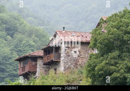 Panoramablick auf die Stadt Bandujo in Asturien Stockfoto