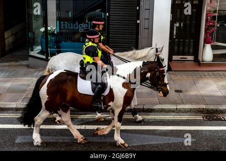 Zwei weibliche City of London Polizeibeamte auf dem Pferderack, London, Großbritannien Stockfoto