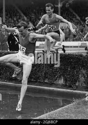 J Disley ( 16 aus Kent ) führte vor dem späteren Sieger Eric Shirley ( Middx ) über den Wassersprung - Disley wurde Zweiter bei den British Games und Inter-County Championships im Londoner White City Stadium - 10. Juni 1957 Stockfoto