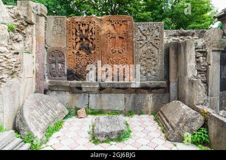 Armenien, Tsachkadzor. Kecharis-Kloster. Ein mittelalterlicher Klosterkomplex aus dem 11. Jahrhundert. Alte geschnitzte Steinmonumente. Stockfoto