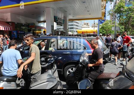 Am 8. September 2021 drängen Menschen eine Tankstelle in der Hamra Street, Beirut, Libanon. Warteschlangen und Zusammenstöße an Tankstellen werden im Libanon immer schlimmer, da Gerüchte über die Entscheidung über die Aufhebung der Subventionen sich ausbreiten. Den meisten libanesischen Medienbehörden zufolge werden die Kraftstoffsubventionen, von denen Importeure bisher profitiert haben und die die Preiskontrolle ermöglicht haben, bald angehoben. Nach dem aktuellen Subventionssystem stellt die Bank of Lebanon Kraftstoffimporteuren US-Dollar zu einem günstigeren Preis als real zur Verfügung, um 100 % der Importkosten zu decken, da das libanesische Pfund auf den internationalen Märkten nicht von Nutzen ist, weil o Stockfoto