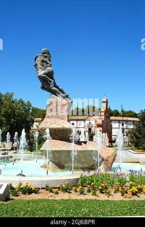 Springbrunnen in der Plaza Castilla mit der Stierkampfarena nach hinten, Antequera, Spanien. Stockfoto