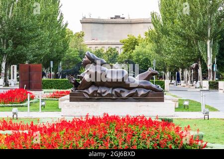 Armenien. Jerewan. Cafesjian Center for the Arts. Mujer Fumando un Cigarillo (Frau, die eine Zigarette raucht), von Fernando Botero, 1987. (Nur Für Redaktionelle Zwecke Stockfoto