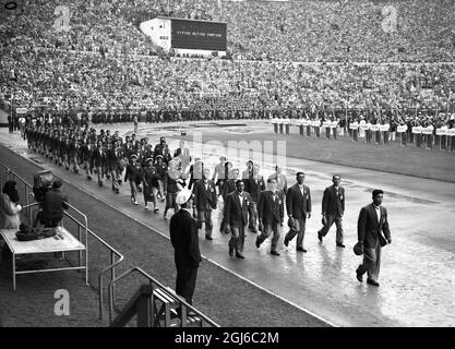 JAPANISCHE OLYMPIAMANNSCHAFT IM MÄRZ - VORBEI an Helsinki: Die japanische Olympiamannschaft marschiert bei der Eröffnungsfeier der Olympischen Spiele 1952 vorbei. Über 6,000 Athleten aus 70 Nationen treten an den Spielen an, die zwei Wochen dauern. Juli 1952 Stockfoto