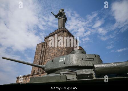 Armenien, Jerewan. Statue und Panzer der Mutter Armeniens aus der Sowjetzeit. Stockfoto