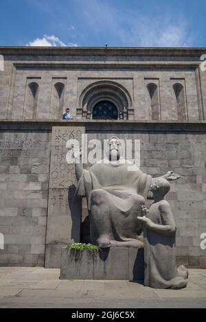 Armenien, Jerewan. Matenadaran Bibliothek, Statue des heiligen Mesrop Mashtots, Gründer des armenischen Alphabets. Stockfoto