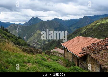 Panoramablick auf die Stadt Bandujo in Asturien Stockfoto