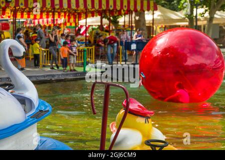 Armenien, Jerewan. Eritasardakan Park, Kinder spielen im Orb oder im menschlichen Hamsterball. Stockfoto