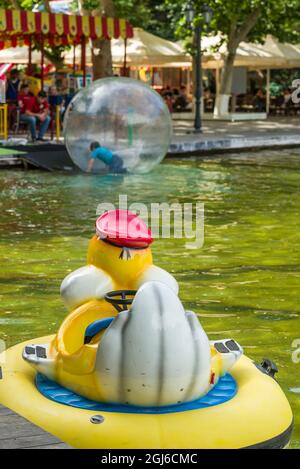 Armenien, Jerewan. Eritasardakan Park, Kinder spielen im Orb oder im menschlichen Hamsterball. Stockfoto