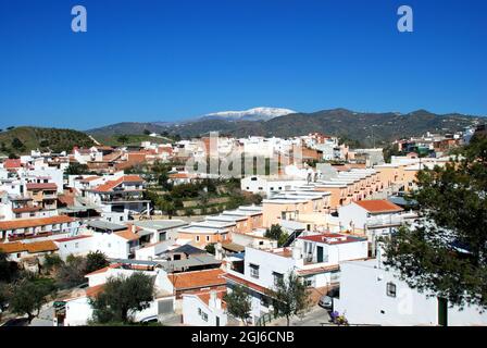 Blick über die Dächer der Stadt auf schneebedeckte Berge, Velez Malaga, Spanien. Stockfoto