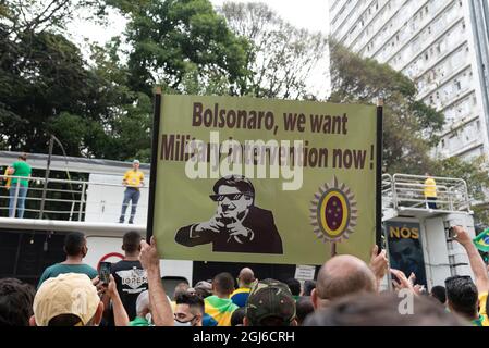 Ein Vorstand sagt: „Bolsonaro, wir wollen jetzt eine militärische Intervention“, während der Proteste, die die Unterstützung von Präsident Jair Bolsonaro zeigen Stockfoto