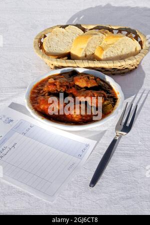 Tapas - Spanische Fleischbällchen (Albondigas) mit Brot und Quittung, Calahonda, Spanien. Stockfoto