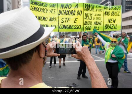 Eine Brasilianerin, die bei öffentlichen Demonstrationen zur Unterstützung des brasilianischen Präsidenten Jair Bolsonaro Slogans fotografiert Stockfoto