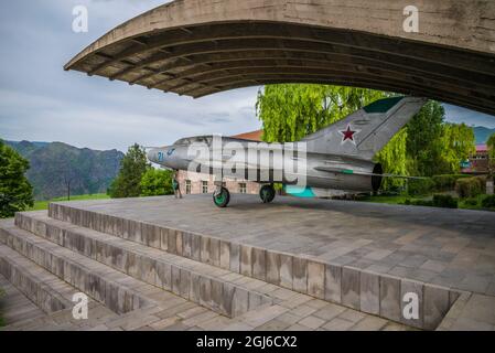 Armenien, Debed Canyon, Sanahin. MiG-21 Jetfighter Denkmal für den Geburtsort der Mikoyan-Brüder, Anastas, Mitglied des sowjetischen Politbüros und Artyom, de Stockfoto