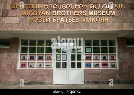 Armenien, Debed Canyon, Sanahin. Außenansicht des Mikoyan-Museums, gewidmet den Brüdern Mikoyan, Anastas, Mitglied des sowjetischen Politbüros und Artyom, Designer von M Stockfoto