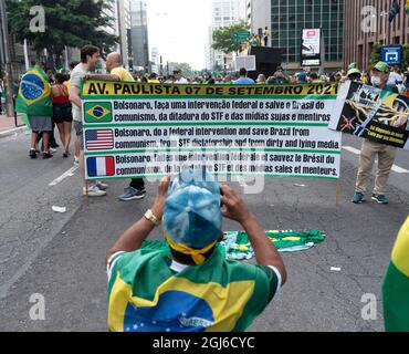 Brasilianischer Mann, der am 7. September während eines Displays pro-Bolsonaro eine Aufnahme gemacht hat Stockfoto