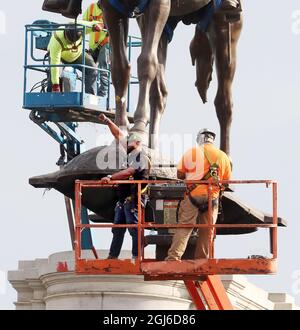 Richmond, Virginia, USA. September 2021. DEVON HENRY, Eigentümer der Baufirma, die die massive Statue von Robert E. Lee abnahm, hebt seine Faust, als die Statue von dem Sockel gehoben wurde, von dem er 131 Jahre lang als Symbol der weißen Vorherrschaft auf der Monument Avenue in Richmond, VA, aufstand. (Bild: © Bob Karp/ZUMA Press Wire) Stockfoto