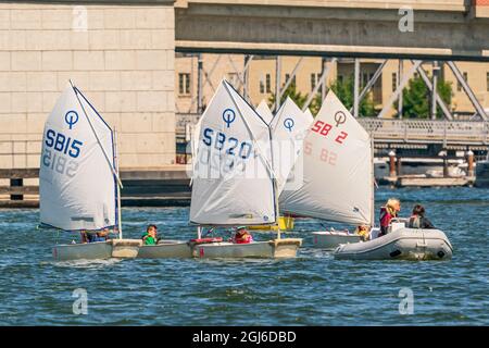 Die SAIL Training Foundation veranstaltet freitags von Mai bis Oktober Jugendsegeltrainingskurse im Kanal zwischen Lake Michigan und Green Bay. Stockfoto