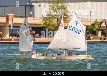 Die SAIL Training Foundation veranstaltet freitags von Mai bis Oktober Jugendsegeltrainingskurse im Kanal zwischen Lake Michigan und Green Bay. Stockfoto