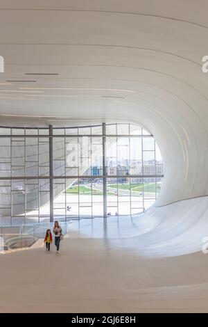 Aserbaidschan, Baku. Heydar Aliyev Cultural Center, Gebäude von Zaha Hadid entworfen, innen mit Besuchern. Stockfoto