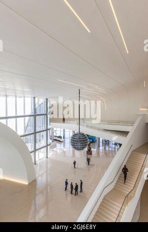 Aserbaidschan, Baku. Heydar Aliyev Cultural Center, Gebäude von Zaha Hadid entworfen, innen mit Besuchern. Stockfoto