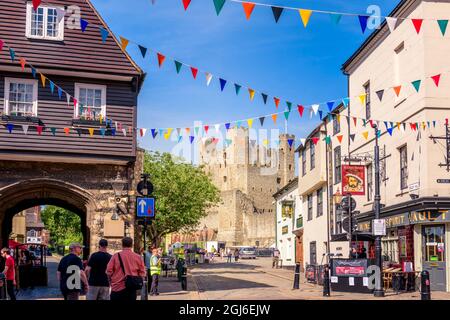 Blick auf das Schloss Rochester von der Hauptstraße durch den Boley Hill aus befindet sich der Kings Head Public House Pub auf der rechten Seite von Rochester Kent UK Stockfoto