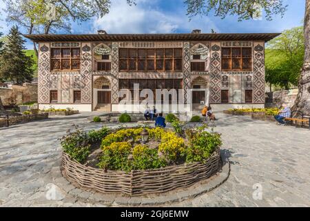 Aserbaidschan, Sheki. Nukha Festung, Xan Sarayi Palast, 18. Jahrhundert, mit Besuchern. Stockfoto