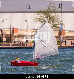 Die SAIL Training Foundation veranstaltet freitags von Mai bis Oktober Jugendsegeltrainingskurse im Kanal zwischen Lake Michigan und Green Bay. Stockfoto