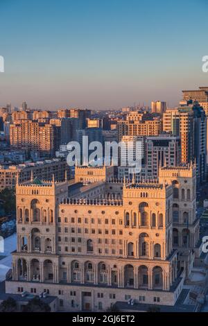 Aserbaidschan, Baku. Skyline mit Dom Sowjetisches Regierungsgebäude. Stockfoto
