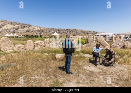 Aserbaidschan, Qobustan. Qobustan Petroglyph Reserve, Männer mit Statuen alter Menschen. Stockfoto