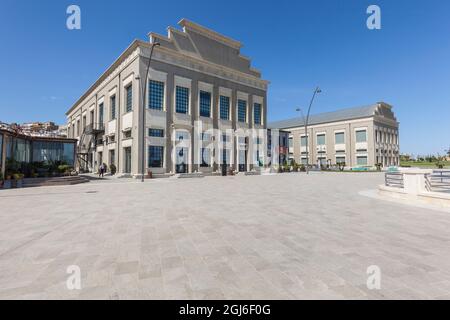 Aserbaidschan, Baku. Yarat Contemporary Art Center, im ehemaligen Sowjetischen Navy Building außen gelegen. Stockfoto