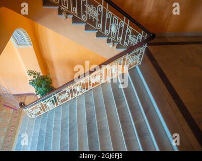 Kuba, Camaguey, Treppe im Kolonialgebäude. Stockfoto