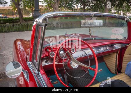 Innenansicht des roten Chevrolet Bel Air Cabriolets 57 in Habana, Havanna, Kuba Stockfoto