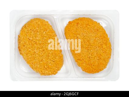 Vegane panierte Schnitzel, in einem durchsichtigen Kunststofftablett. Scheiben gebratenes Schnitzel auf Basis von Sojaprotein, einem Fleischersatz, in knuspriger Panade. Stockfoto