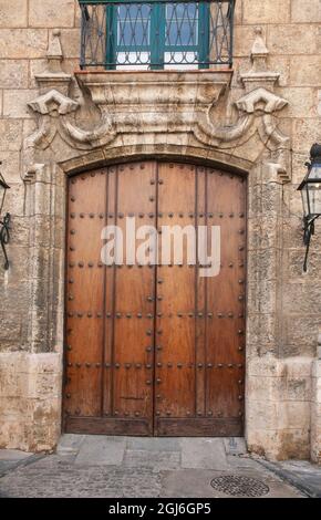 Alte Holztüren sind Teil des Historischen Büros der Stadt in der Altstadt von Havanna. Stockfoto