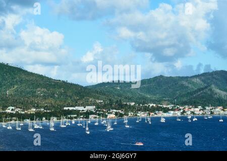 Karibik, Westindien, Dominica Island. Prince Rupert Bay vom Cabrits National Park aus gesehen, mit der Stadt Portsmouth rechts unten. Stockfoto