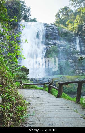 Wachirathan Wasserfall im Doi Inthanon National Park im Mae Chaem Bezirk, Provinz Chiang Mai, Thailand. Stockfoto