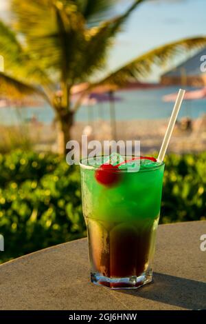 Tropischen cocktail Grace Bay Beach, Providenciales, Turks- und Caicos-Inseln, Karibik. Stockfoto