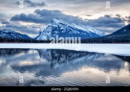 Kanada, Alberta, Banff National Park, Mount Rundle und Vermilion Lakes im Morgengrauen Stockfoto