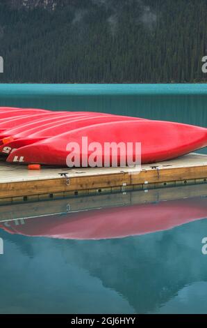 Kanada, Alberta. Rote Kanus am Dock, Lake Louise, Banff National Park Stockfoto