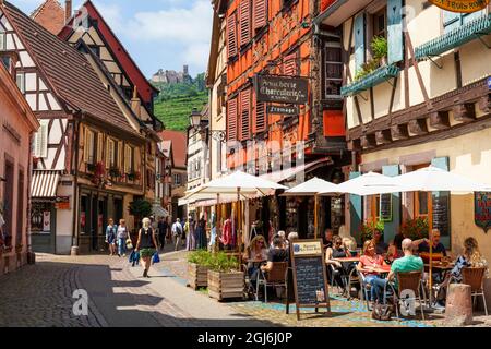 Straßenszene in Ribeauville, Elsass, Frankreich Stockfoto