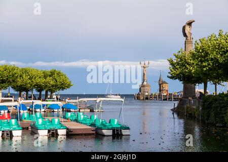 Konstanz am Bodensee mit Tretbooten und Hafeneinfahrt, Leuchtturm und Imperial im Hintergrund Stockfoto