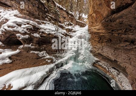 Lower Falls entlang des Johnston Creek im Banff National Park, Alberta, Kanada. Stockfoto