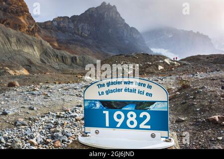 Interpretive sign showing glacier receding at the Athabasca Glacier, Jasper National Park, Alberta, Canada Stock Photo