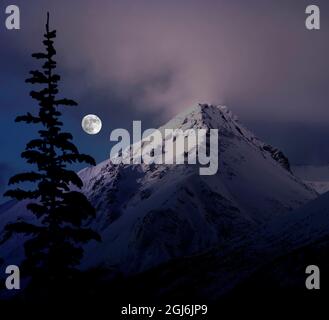 Mondaufgang über den kanadischen Rocky Mountains im Jasper National Park, Alberta, Kanada Stockfoto